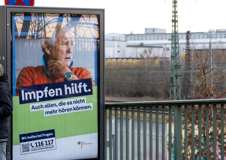 Die alte offizielle Kampagne zur Covid-19-Impfung, für die die Bundesregierung viel Hohn einstecken musste: Viele Betrachter wurden an die Werbung für Klos auf Autobahnraststätten erinnert.