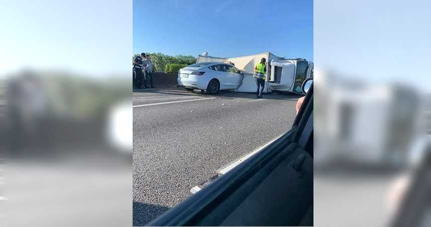 特斯拉衝破大貨車車體，甚至差點貫穿，場面誇張。（圖／翻攝爆廢公社臉書）