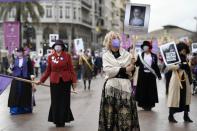 <p>Mujeres vestidas de sufragistas marchan durante la manifestación celebrada en Valencia. (Foto: Jose Jordan / AFP / Getty Images).</p> 