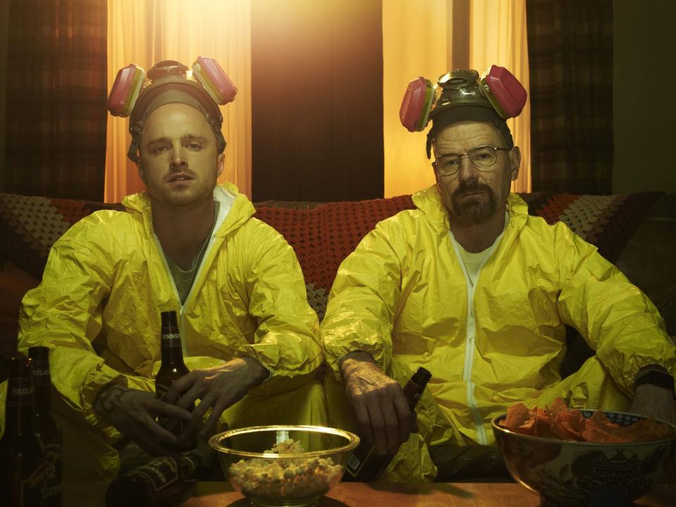 Nach einer Krebsdiagnose wandelt sich der biedere Chemielehrer Walter (Bryan Cranston, rechts) zum Drogenbaron: Er nutzt sein Wissen als Chemiker und wird zum Meth-Koch. Weil er aber vom Drogenverkauf nichts versteht, tut er sich mit seinem ehemaligen Schüler Jesse Pinkman (Aaron Paul) zusammen. Subtiler Humor, grandiose Darsteller und fesselnde Dramatik machen "Breaking Bad" zu einer der besten Serien aller Zeiten. (Bild: Frank Ockenfels/AMC)