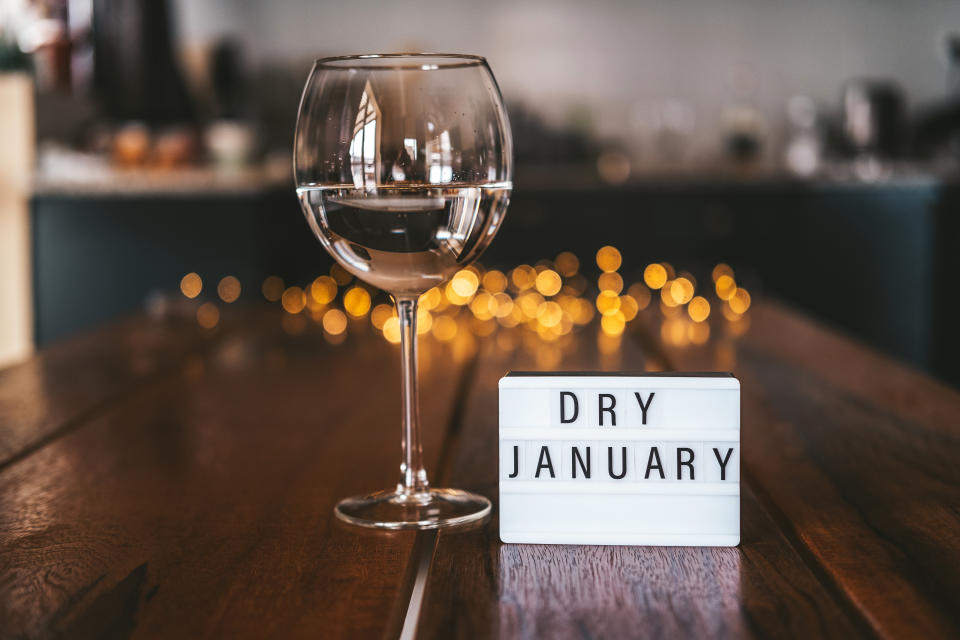 Alkoholfrei ins neue Jahr starten: Der Dry January ist kein leere Trend, sondern eine gute Möglichkeit, das eigene Trinkverhalten kritisch zu hinterfragen. Körper und Geist profitieren davon. (Bild: Getty Images)