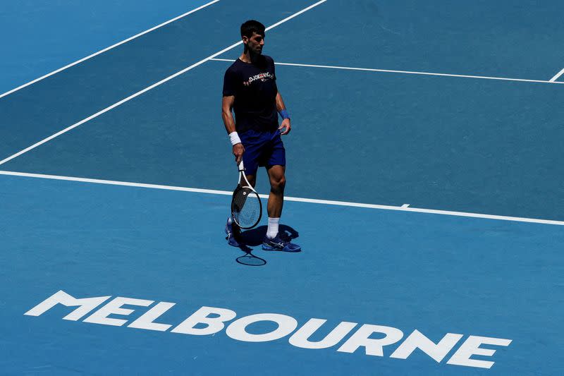 El tenista serbio Novak Djokovic practica en Melbourne Park