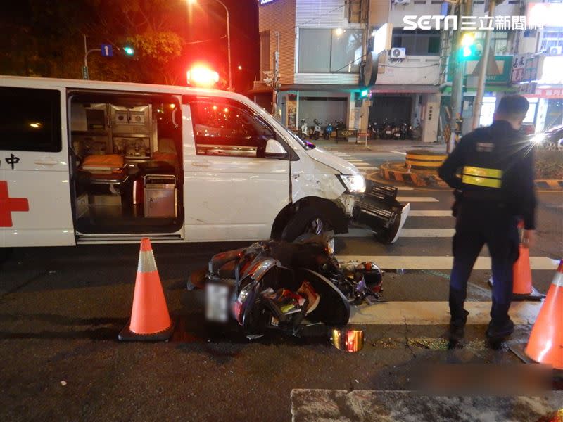 男大生的車子幾乎解體，救護車保險桿斷裂，男大生送醫搶救後仍不治。（圖／翻攝畫面）