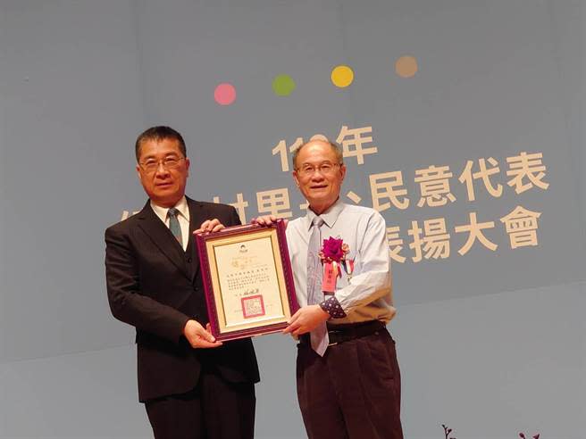 內政部長徐國勇（左）今天到台南頒獎表揚績優村里長。（曹婷婷攝）