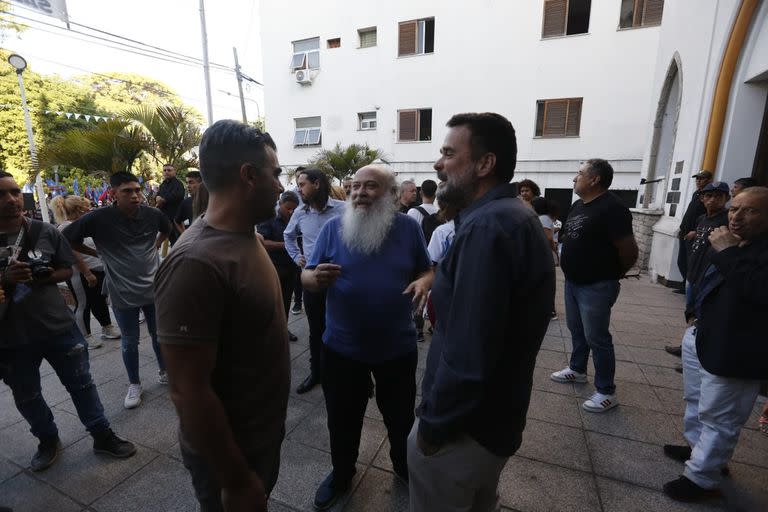 Emilio Pérsico y otros dirigentes del Evita, en la puerta de la Catedral