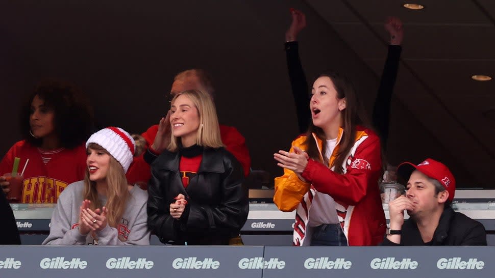 Taylor Swift cheers on Travis Kelce as Chiefs take on Patriots