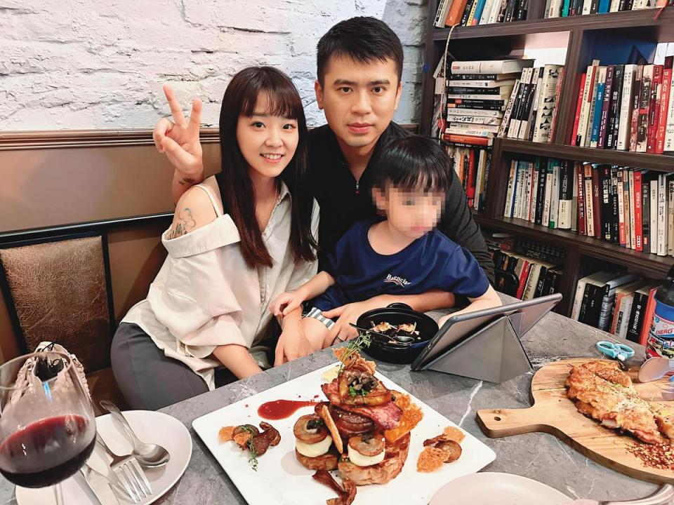 上月底林匯喬和阿翔帶著兒子歡慶結婚4週年，在臉書po出一家三口吃大餐照。（翻攝自林匯喬IG）