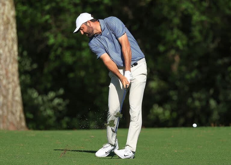 Scottie Scheffler, el número 1 del golf mundial en este momento, alcanzó a Bryson DeChambeau en la cúspide de la clasificación del Master al cabo de la mitad inicial del primer major de la temporada.