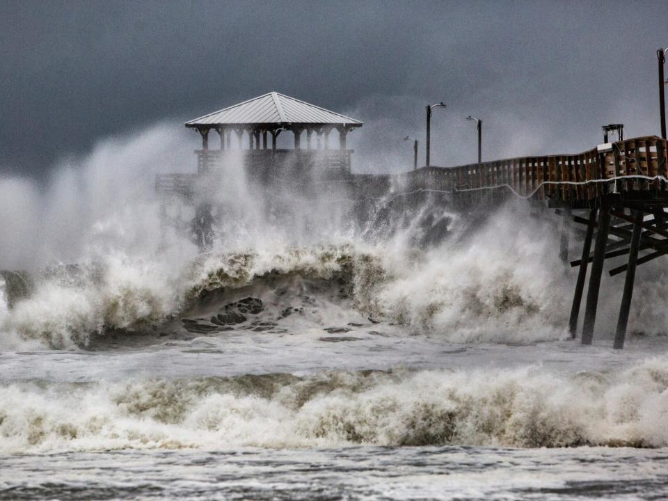 Hurricane Florence: Wilmington cut off from North Carolina as officials plan to airlift supplies to 120,000 residents