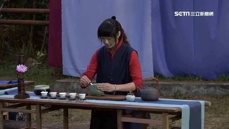 阿里山夜櫻季開跑，管理處舉辦茶會讓遊客賞花品茗。