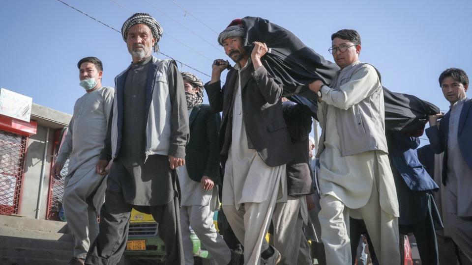 Funeral de víctimas del ataque del sábado en Afganistán