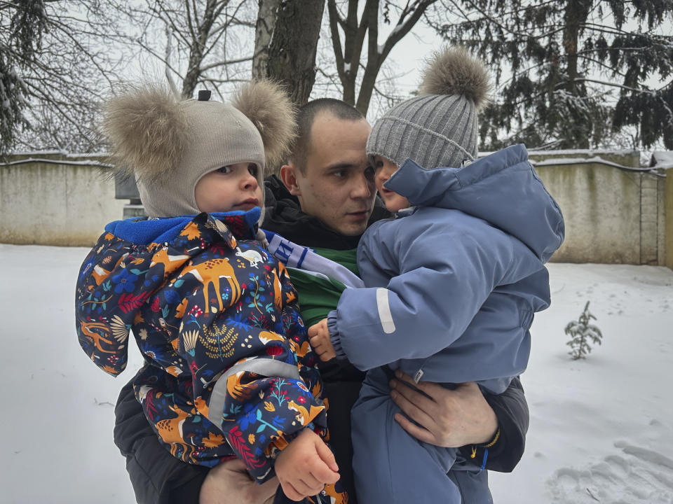 Tras un intercambio de prisioneros, Artem Dmytryk abraza a su hijo Timur, de dos años (derecha), y a un sobrino en Kiev, Ucrania, el 9 de febrero de 2024. (AP Foto/Vasilisa Stepanenko)