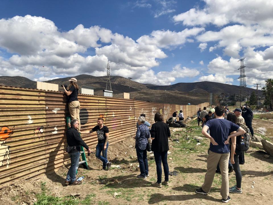 FOTOS: El 'muro', el nuevo atractivo turístico entre México y EEUU