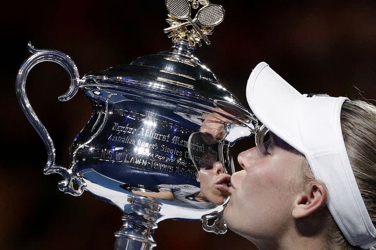 Caroline Wozniacki besa el trofeo de campeona del Abierto de Australia tras derrotar a Simona Halep en la final de 2018