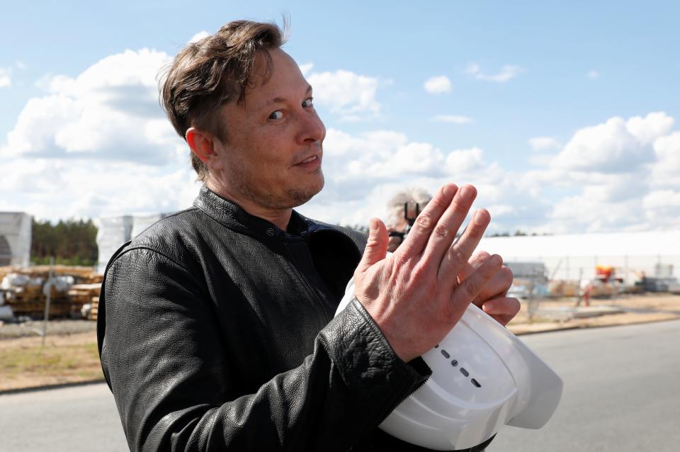 El fundador de SpaceX y CEO de Tesla, Elon Musk, visita el sitio de construcción de la gigafábrica de Tesla en Gruenheide, cerca de Berlín. (REUTERS)