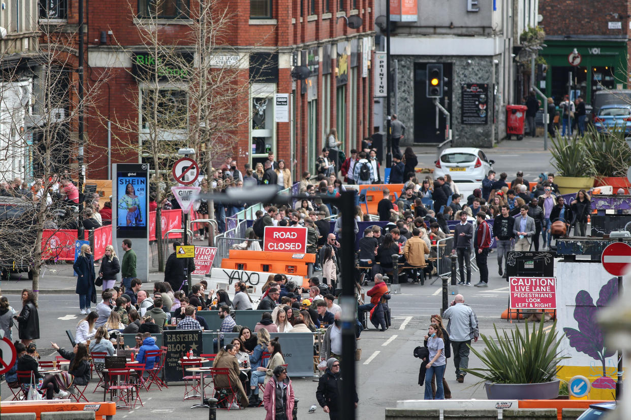  People flock to pubs and bars on Stevenson Square in Manchester.
Pubs and restaurants with outdoor space have been allowed to reopen as lockdown restrictions are eased in the UK. (Photo by Adam Vaughan / SOPA Images/Sipa USA) 