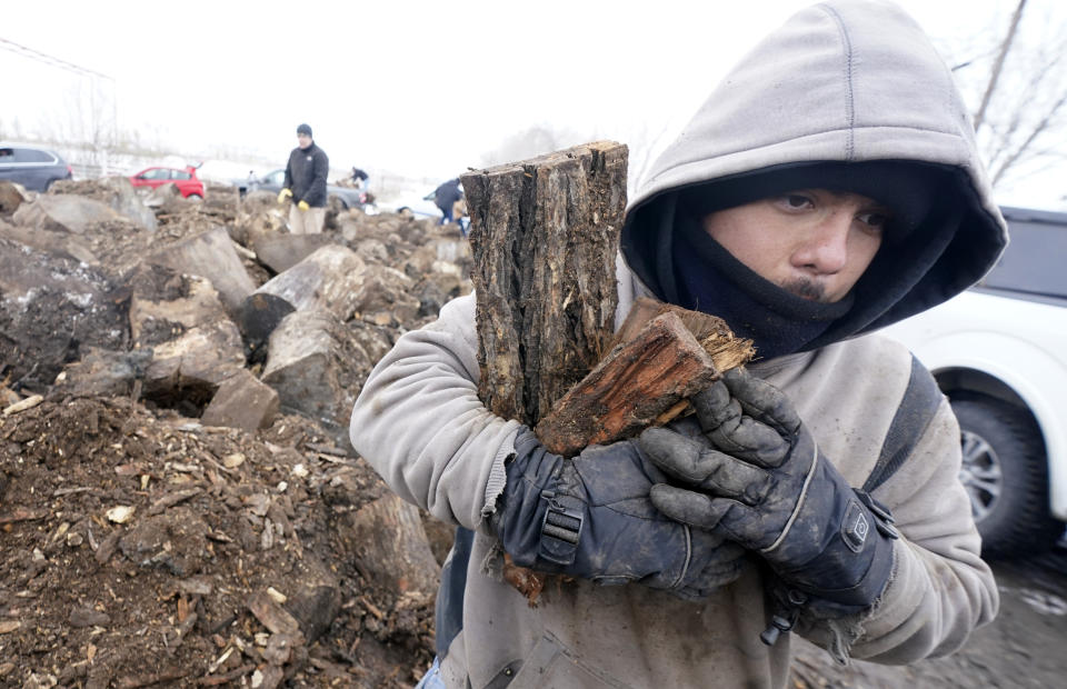 <p>En Dallas, también se registran colas enormes para recoger leña ante la falta de electricidad en el estado de Texas. Grupos de 30 personas pueden recolectar los leños durante 6 minutos la cantidad que requieran para llevar a casa (AP Photo/LM Otero)</p> 