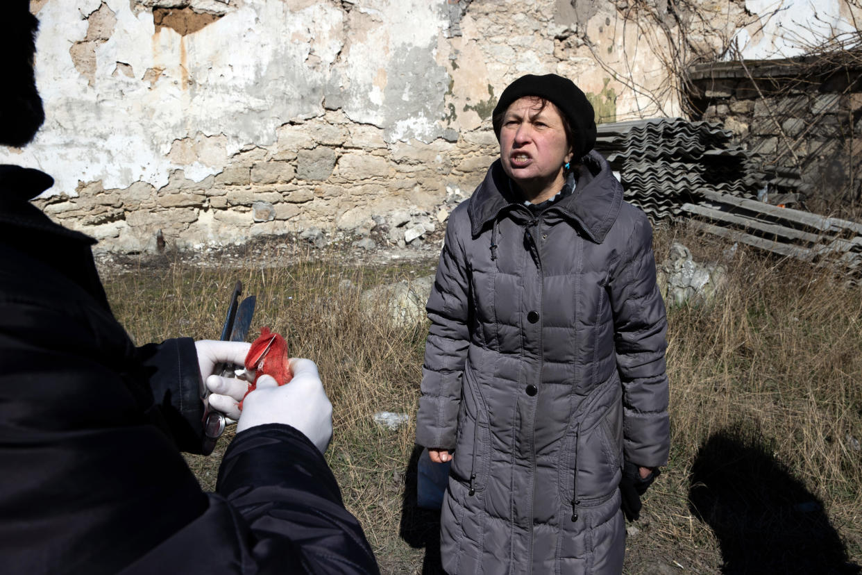 Alla Ryabko habla con un trabajador de la morgue de la ciudad acerca del cuerpo de su hijo en Mykolaiv, Ucrania, el jueves 10 de marzo de 2022. (Tyler Hicks/The New York Times)