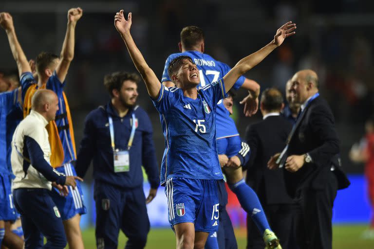 Italia se desahogó a pocos minutos del final del tiempo reglamentario; enfrenta a Uruguay, en su primera final Sub 20