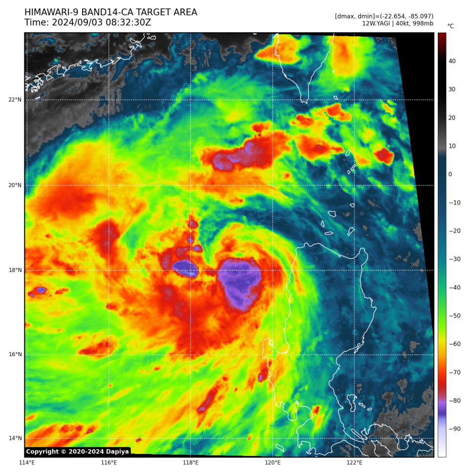 2024 年 9 月 3 日，香港時間下午 4 時 32 分，由向日葵九號（HIMAWARI-9）衛星攝錄的高色調雲圖。圖中深紫色位置為摩羯中心。 (dapiya.top)