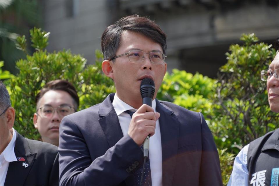 快新聞／民眾黨舉行「519草根行動記者會」　台灣國酸「來看黃國昌表演」遭架走　