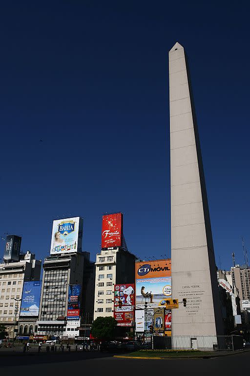 The obelisk was built in May 1936 to commemorate the 400th anniversary of the first founding of the city. It is a modern monument placed at the heart of Buenos Aires.
