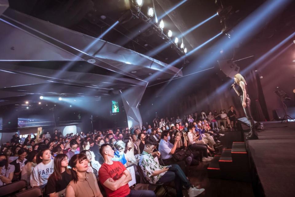 ▲孟慶而在NUZONE舉辦首場台北個人全創作音樂會，現場大爆滿讓主辦單位臨時加椅子差點容納不下。（圖／ 起而行文化傳媒提供）
