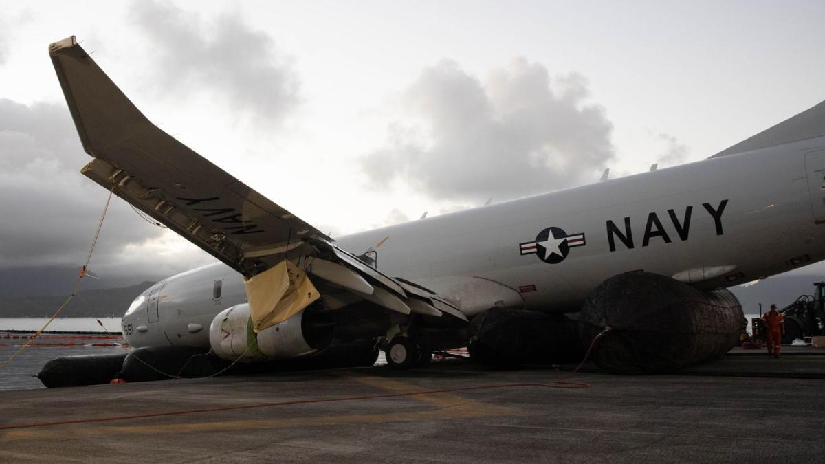 Военноморските сили в събота издигнаха самолет P-8A Poseidon от водата,