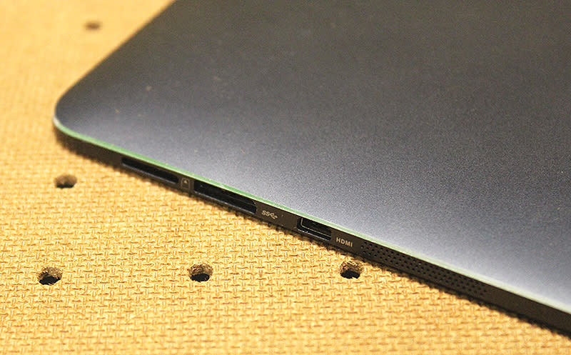 Since the Transformer Book T100 Chi is so thin, it only has a USB 3.0 port using the micro-B plug, a micro-HDMI port and a microSD card reader. There's an additional micro-USB port on the opposite side which is also used for charging.