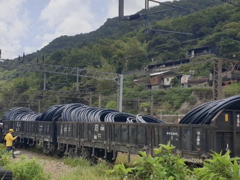 《圖說》瑞芳區公所及碩仁里里長向台鐵租用台車解決運送管線材料的難題。〈水利局提供〉