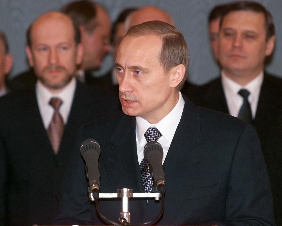 Putin al poco de su llegada al poder, en el año 2000. (Photo by YURI KADOBNOV/POOL/AFP via Getty Images)