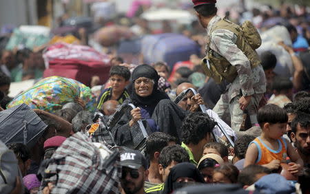 Displaced Sunni people, who fled the violence in the city of Ramadi, arrive at the outskirts of Baghdad, April 17, 2015. REUTERS/Stringer