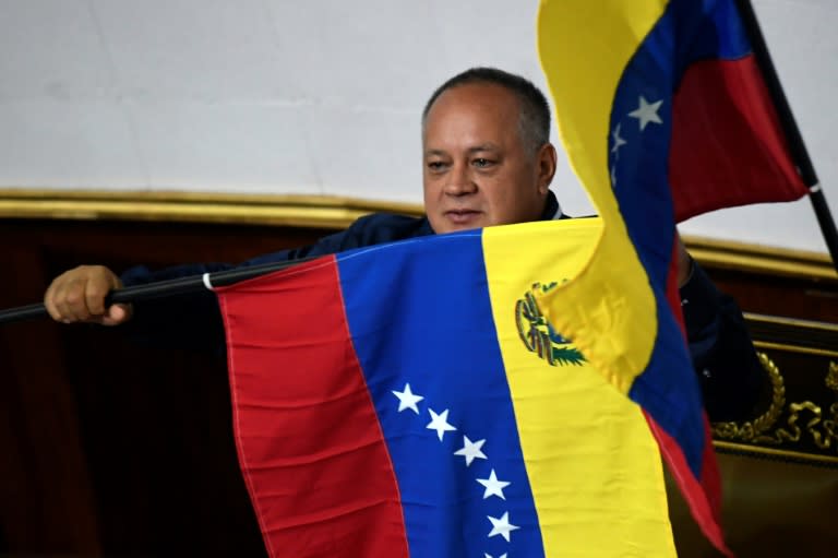 La président de l'Assemblée nationale constituante (ANC), Diosdado Cabello, brandit un drapeau du Venezuela lors d'une session, le 12 août 2019 à Caracas