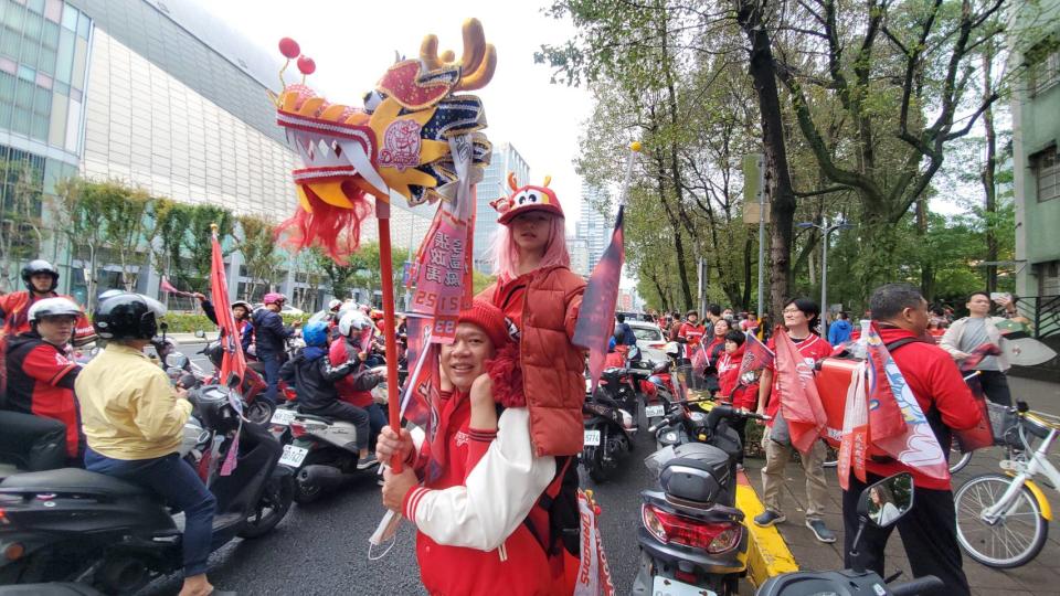 <strong>大小龍迷刻意精心打扮。（圖／程正邦攝）</strong>