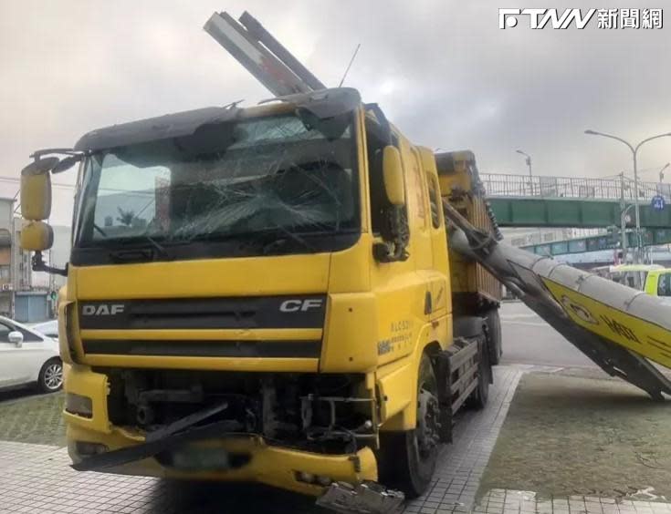 砂石車掛著大型道路指示牌。（圖／翻攝畫面）