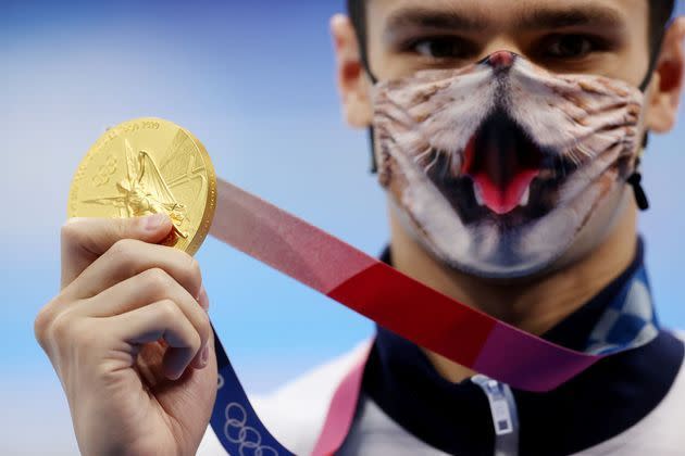 <p><b>Masque félin</b></p><p>Evgeny Rylov, pose avec sa médaille d'or remportée pour la Russie sous pavillon neutre au 200m dos.</p>