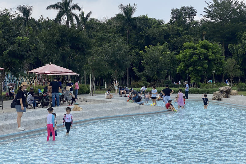 南市府盤點戲水場域  供民眾消暑 台南地區近日常出現高溫天氣，市府觀光旅遊局盤點 15大戲水場域資訊，提供民眾消暑參考。圖為山上花 園水道博物館戲水區。 （台南市政府提供） 中央社記者楊思瑞台南傳真  113年7月2日 