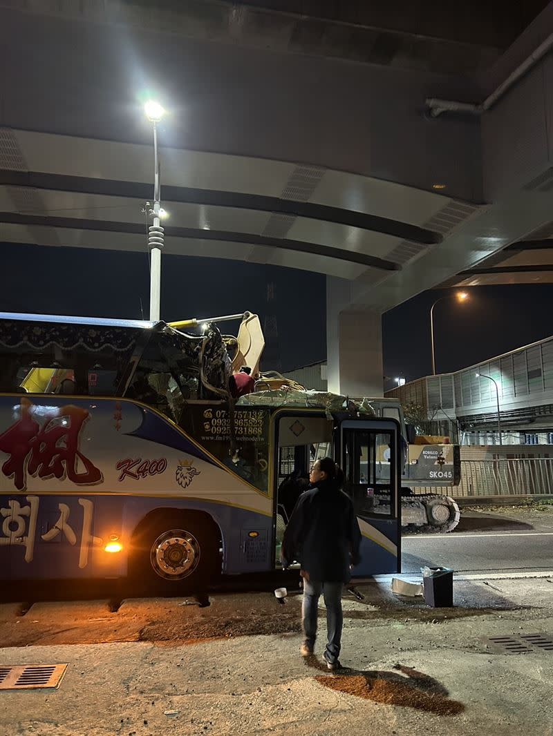 高雄仁武20日晚間發生遊覽車撞涵洞意外，造成14人受傷，坐在第一排的79歲周姓老翁當場死亡。（圖／翻攝畫面）