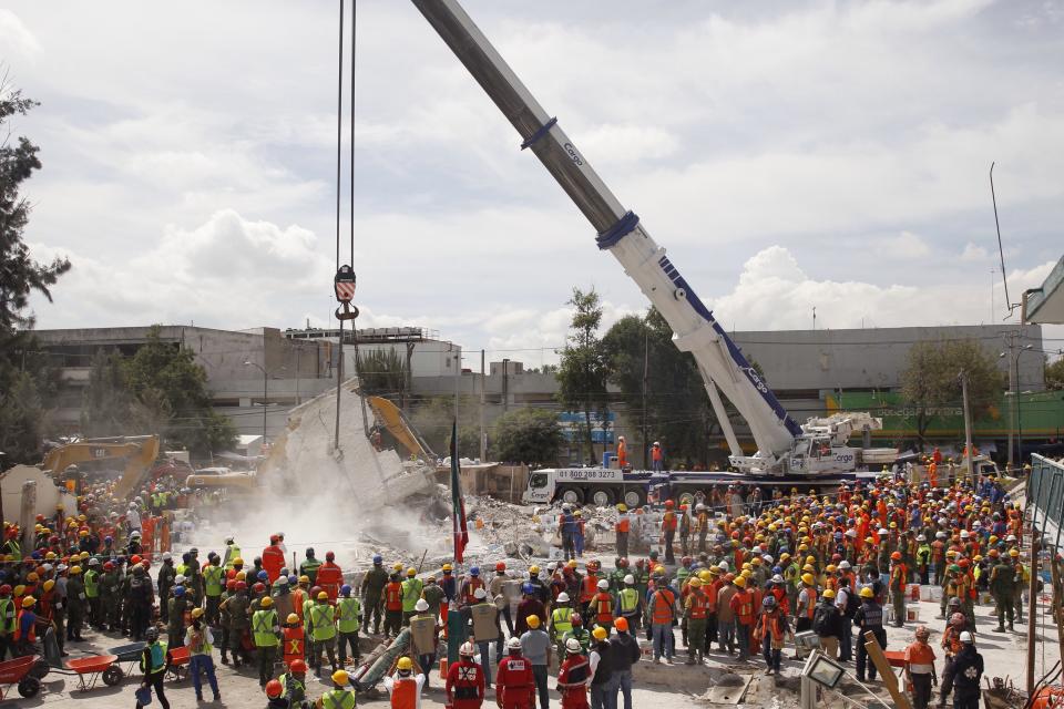 <p>MEX32. CIUDAD DE MÉXICO (MÉXICO), 22/09/2017.- Brigadas de rescate logran llegar al último piso de una fábrica de textiles donde fueron recuperados varios cuerpos hoy, viernes 22 de septiembre de 2017, en la calle de Chimalpopoca en Ciudad de México (México). EFE/Sáshenka Gutiérrez </p>