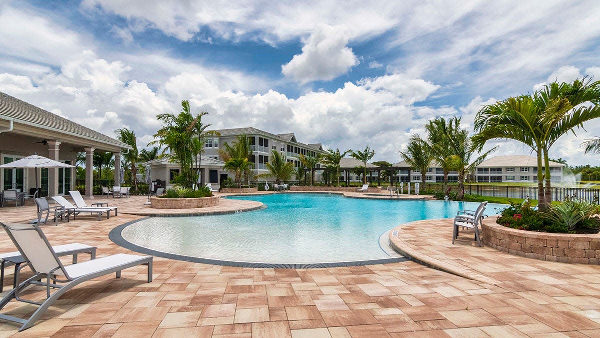 The oversized 3,500 square foot Resort Pool is designed with a wide and inviting wade-in, sun shelf entry homeowners love.  The Pool’s fluid design includes curved sides to create nooks and natural separations to accommodate small group swim areas.