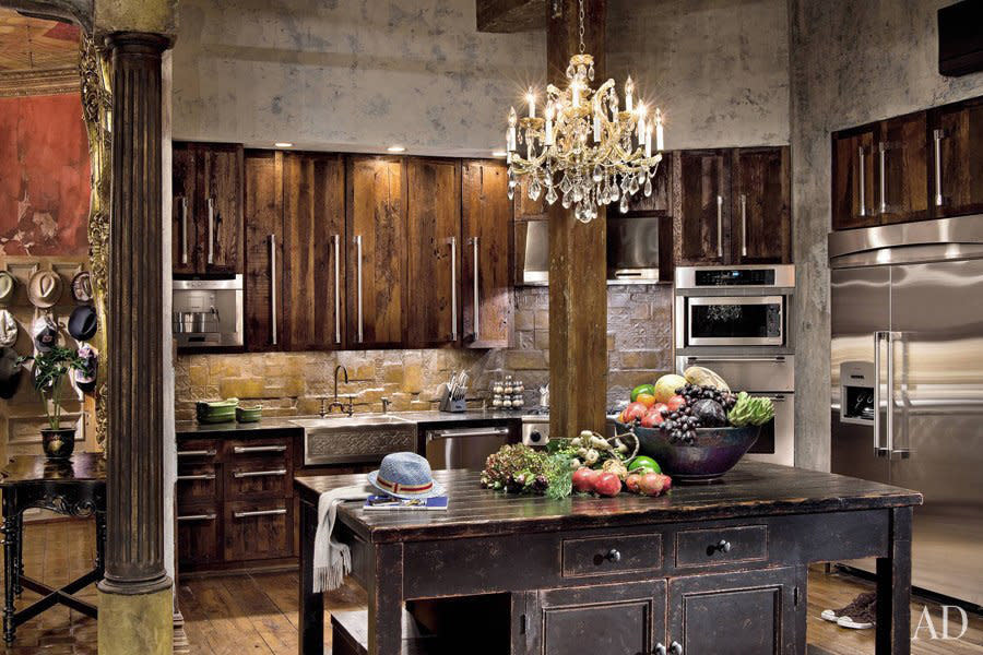 Gerard Butler prepares his sandwiches <a href="http://www.huffingtonpost.com/2013/03/20/celebrity-kitchens-architectural-digest_n_2915950.html?utm_hp_ref=celebrity-homes" target="_blank">in this kitchen</a>. Pretty cool, huh? You should check out the other celebrity kitchens we found.