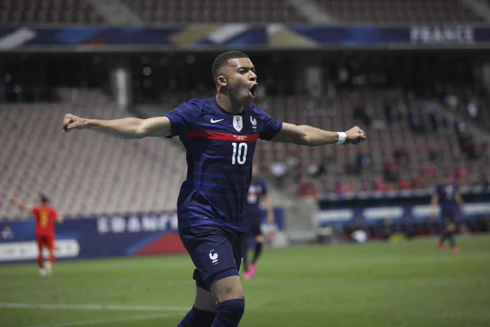 El atacante francés Kylian Mbappé celebra tras anotar un gol en el amistoso contra Gales previo a la Eurocopa, el miércoles 2 e unio de 2021, en Niza. (AP Foto/Daniel Cole)