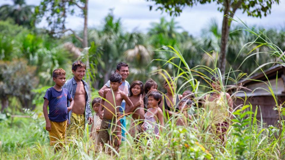 Mitglieder einer indigenen Gemeinschaft, die in der Region Alto Rio Negro lebt, lachen nahe ihrer Siedlung an der Grenze zu Kolumbien.