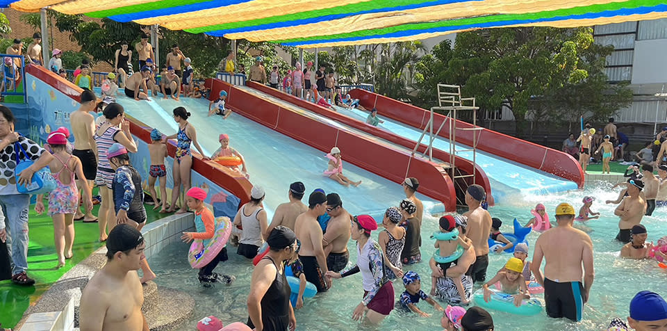 台南市立游泳池推出戶外池銅板價五十元，湧現戲水人潮。（記者陳治交攝）