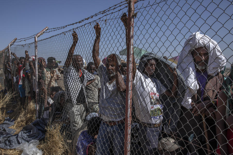衣索比亞內戰戰火擴大，難民緊急撤離家園，或在邊界等待物資救援。圖片來源：AP。