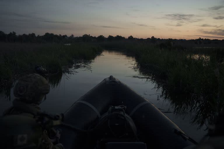 Las Fuerzas de Operaciones Especiales de Ucrania navegan por el río Dniéper antes del amanecer cuando regresan de una misión nocturna en la región de Kherson, Ucrania (AP/Felipe Dana)