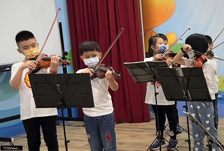 澳底國小陳松駿同學（左二）於課堂上練習小提琴。（圖：新北市教育局提供）