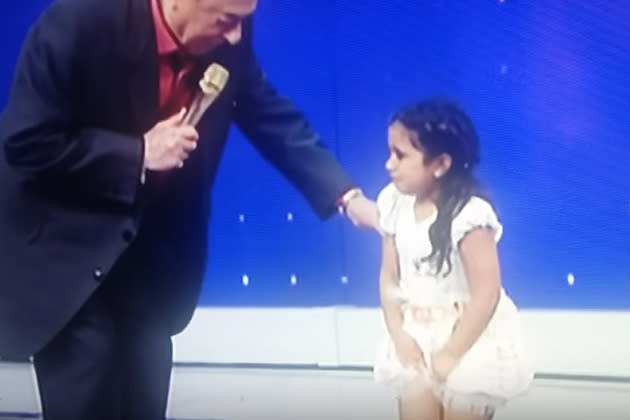 Raul Gil também passou por uma situação constrangedora durante um programa ao vivo. Uma dançarina mirim, que estava no palco da atração, fez xixi nas calças na frente de todos. O apresentador tentou brincar com a situação. “O que foi?”, perguntou ele à pequena, enquanto ela se contorcia. “Tô apertada”, respondeu ela, já fazendo xixi na roupa. “Ih, já tá mandando ver, aí… ou, ou, ou… Produção, leva ela produção!”, brincou ele. (Foto: Reprodução)