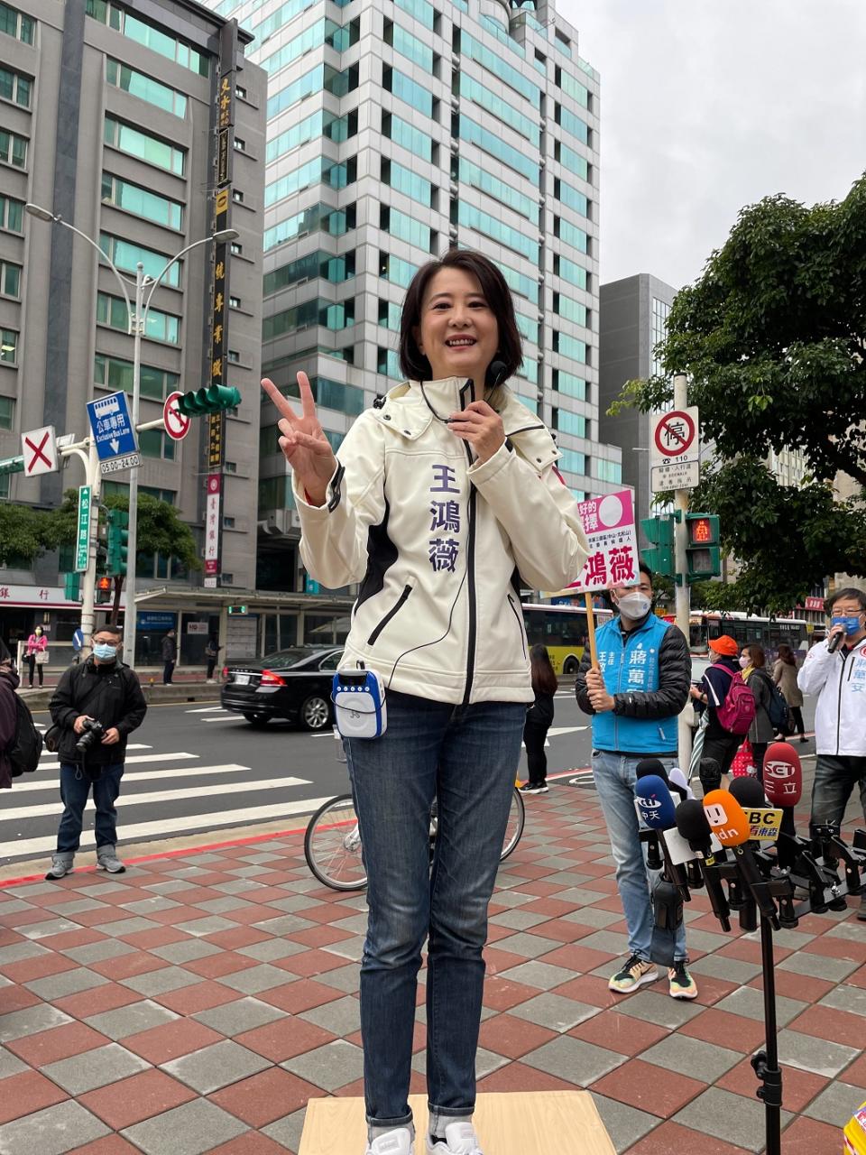 國民黨台北市第三選區立委補選參選人王鴻薇站路口拜票。   圖：王鴻薇辦公室/提供