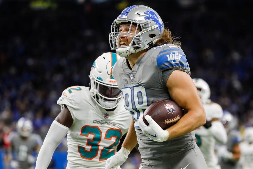 Lions tight end T.J. Hockenson (88) runs against Dolphins safety Verone McKinley III (32) during the first half at Ford Field in Detroit on Oct. 30.
